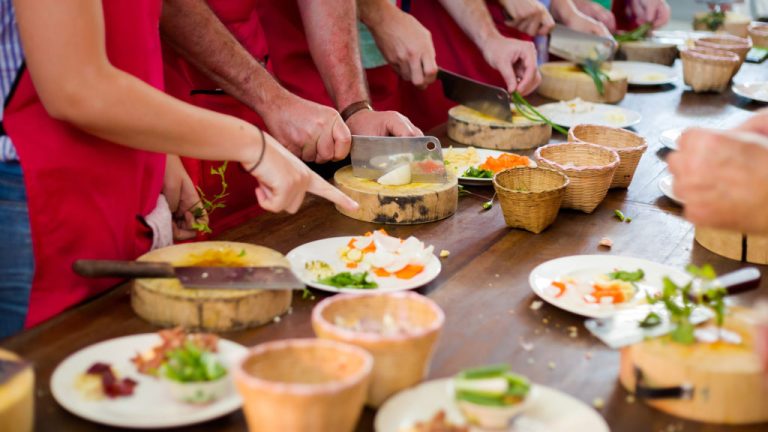 เรียนรู้ศิลปะการปรุงอาหารไทยที่โรงเรียนศิลปะปรุงอาหาร: การเรียนรู้เทคนิคและความสุขในการทำอาหารไทย